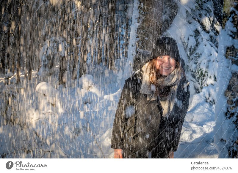 Junge Frau im Schneegestöber freut sich Winter Natur Jahreszeit kalt Frost Tageslicht Blau Braun weiß winterlich Wald Fichte Nadelbaum Nadelholz Winterstimmung