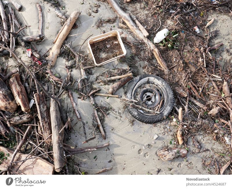 Müll am Strand, Konzept der Umweltverschmutzung Erkenntnis Meer Reinigen Zerstörung Schaden Küste dreckig Erde Mikro Natur Kunststoff Problematik Recycling