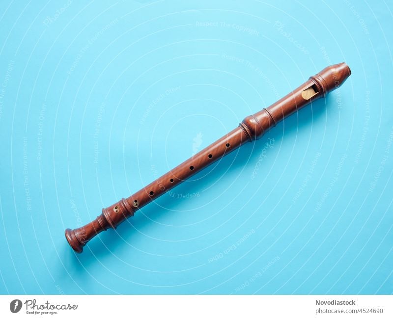 Barocke Blockflöte isoliert auf blauem Hintergrund, mit Kopierraum Schreiber Flöte vereinzelt Instrument Musical Musik Musikinstrument Bildung hölzern Holz eine