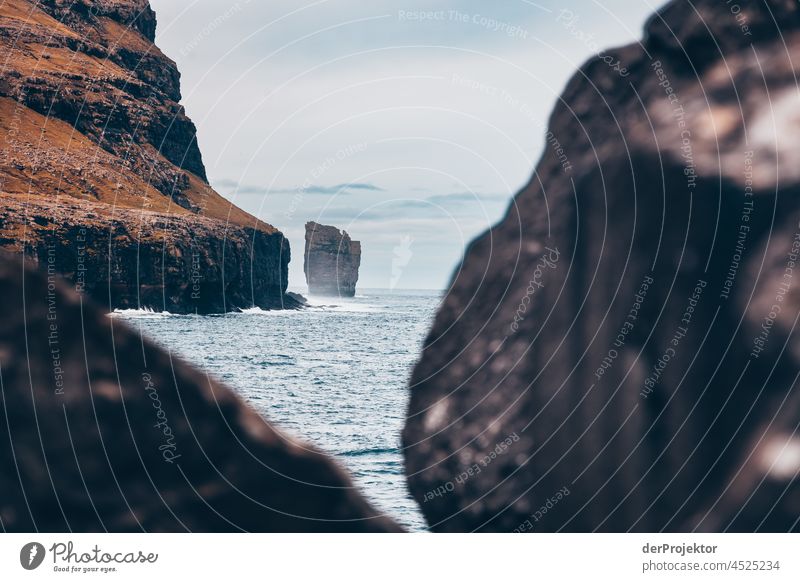 Felsen von Eiði mit Aussicht auf den Färöer Inseln Brandung schroff Berghang Gelände Sonne abweisend kalte jahreszeit Dänemark Naturerlebnis Abenteuer