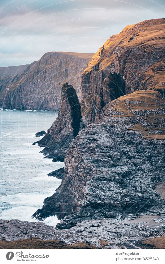 Felsen von Bøsdalafossur mit Aussicht auf den Färöer Inseln Brandung schroff Berghang Gelände Sonne abweisend kalte jahreszeit Dänemark Naturerlebnis Abenteuer