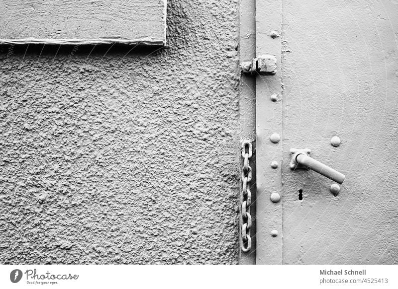 Stahltür und Kette Tür Eingang Sicherung Sicherheitstür Detailaufnahme Gebäude Architektur Bauwerk Ausgang Menschenleer grau trostlos trist