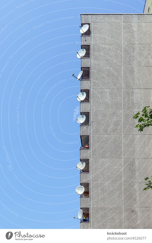 4. etage liest Satellitenantenne Antenne Balkon Fassade Stadt Textfreiraum links Berlin Fernsehen trist