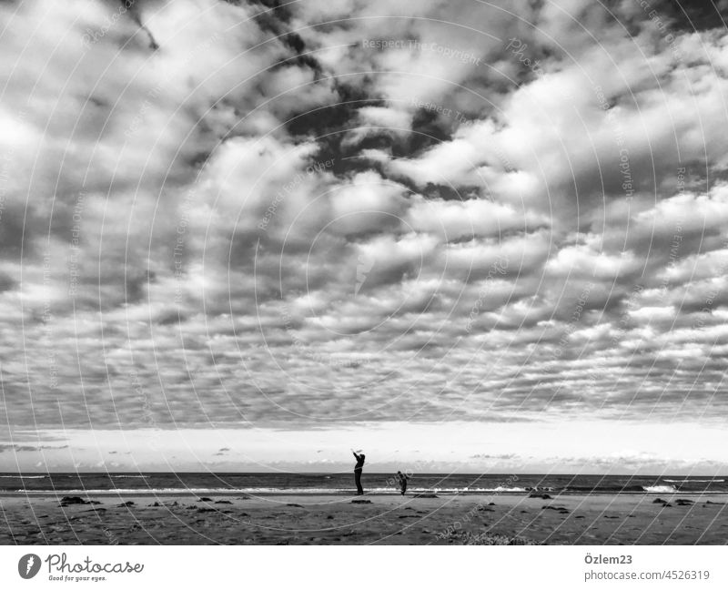 Vater und Sohn unter weitem Himmel am Strand Wolken Meer Mensch Langeoog Außenaufnahme Insel Urlaub reisen Sand Natur Erholung Vater mit Kind