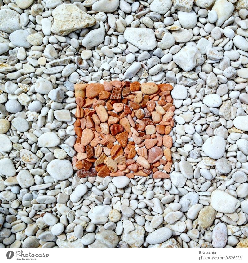 Zwei Quadrate aus Kieselsteinen Rahmen Steine Land Art