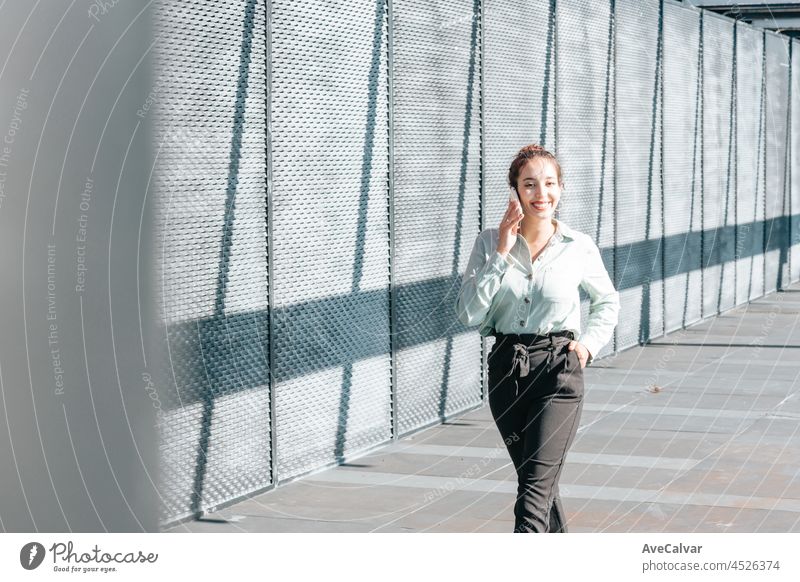 Junge arabische Frau Unternehmerin Frau lächelnd, tun Telefonanrufe während der Suche besorgt auf, im Freien. Blick nach rechts mit Kopie Raum, Business-Konzept, Porträt von Büro