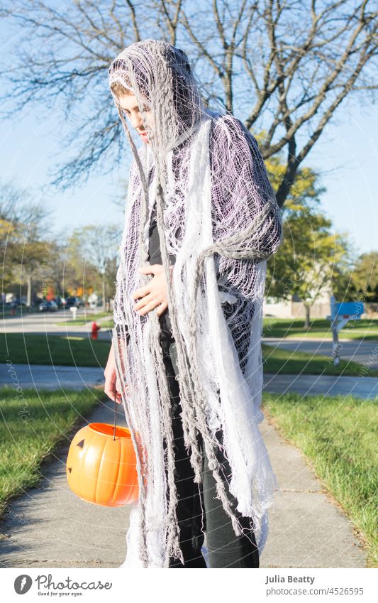 Junge mit Autismus trägt ein D.I.Y.-Geisterkostüm, um an Halloween Süßes oder Saures zu geben austricksen oder behandeln Tracht Vorhang gruselig Sprit Seihtuch