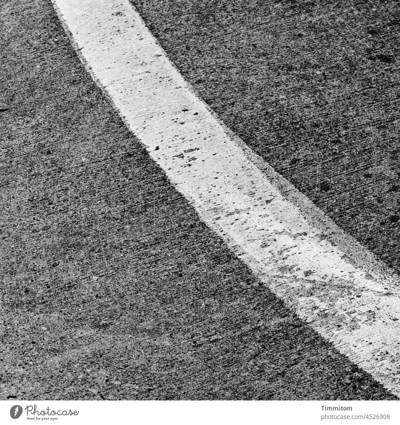 Kunst bei der Straßenmarkierung Belag Beton Markierung Linie Linien Skizze Ausführung abschließend grau weiß Verkehr Fahrbahnmarkierung Schwarzweißfoto