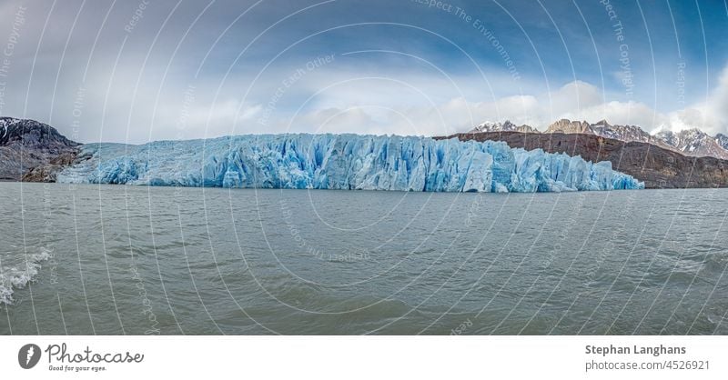 Panoramablick über den Lago Grey und den Rand des Grey-Gletschers im Nationalpark Torres del Paine in Patagonien Berge u. Gebirge Chile Natur Eis reisen Eisberg