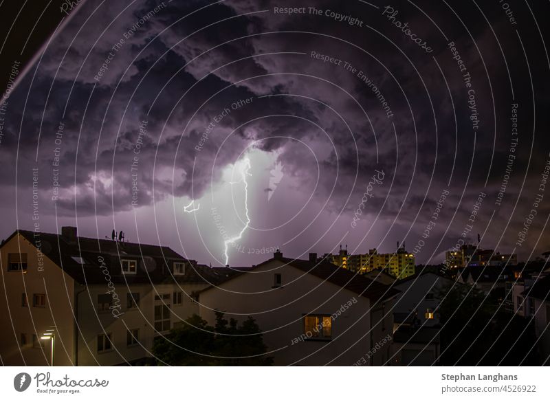 Bild eines Blitzeinschlags über Gebäuden mit bedrohlichen Wolkengebilden Natur Cloud Gewitter Unwetter Himmel Elektrizität Donnern Energie Wetter Kraft Treffer