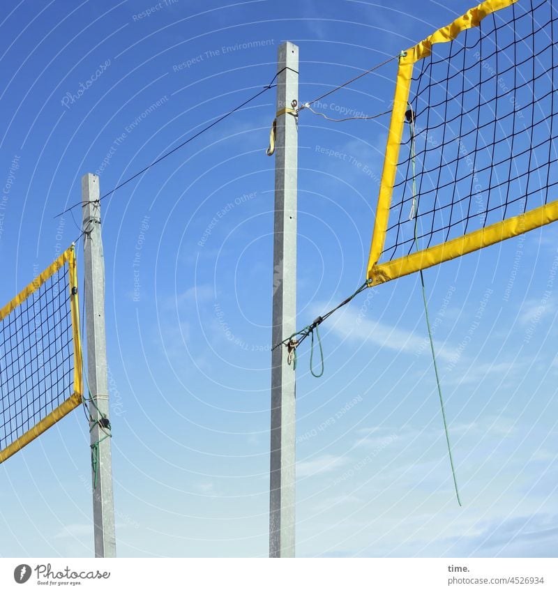 Netzwerk • besonnte Volleyballnetze für zwei Spielfelder vor blauem Himmel volleyballnetz ballsport ballspiel pfosten halterung sonnig himmel bestigung band