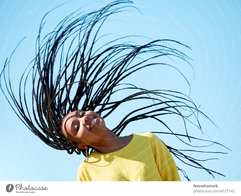 Porträt einer jungen schwarzen Frau mit langen Haaren, afrikanischen Zöpfen oder Dreadlocks, isoliert im Freien Mädchen Afrikanisch Behaarung Zopf