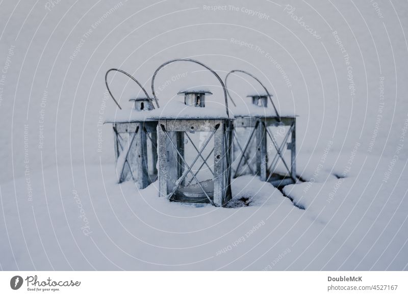 3 Laternen stehend im Schnee Außenaufnahme grau Tag Textfreiraum oben kalt Kälte Detailaufnahme natürlich Jahreszeiten jahreszeit Winter Natur weiß Wetter
