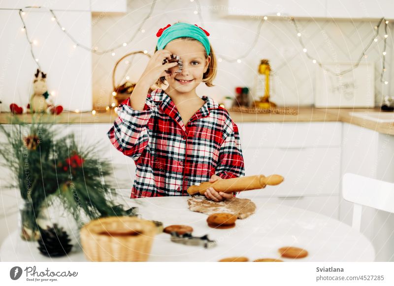Ein Mädchen in einem karierten Hemd backt an Heiligabend oder Silvester Weihnachtsplätzchen Weihnachten Cookies Neujahrsgebäck Feiertag Glück heimwärts Biskuit