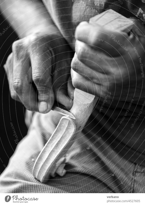 Geigenbauer, der einen klassischen Geigenkopf wölbt und modelliert Kunstgewerbler Kunsthandwerker Zupfinstrumentenmacher Fähigkeit Locken handgefertigt