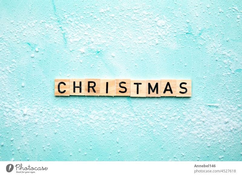Weihnachten Text Design Hintergrund. Holzschild im Schnee geschrieben Text Draufsicht, Urlaub, frohe Weihnachten Konzept Hintergrund Winter hölzern Feiertag