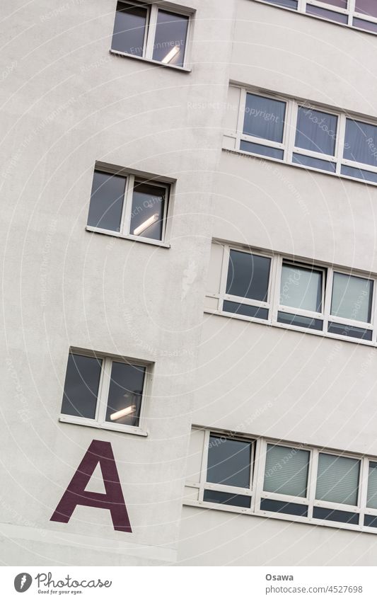 Aufgang A Fassade Gebäude Haus Buchstabe Fenster Menschenleer Farbfoto Außenaufnahme Schriftzeichen Tag Buchstaben Architektur Wand weiß Typographie grau