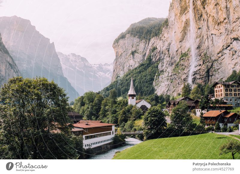 Lauterbrunnen Wasserfall und Kirche Blick in den Alpen in der Schweiz Tal Landschaft Stadt Sommer