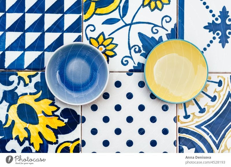 Teller auf Kachelhintergrund Keramik Portugiesische Fliesen blau Azulejo Fliesen u. Kacheln Top Ansicht Lebensmittel Tisch weiß leer Fliesenarbeiten gemalt