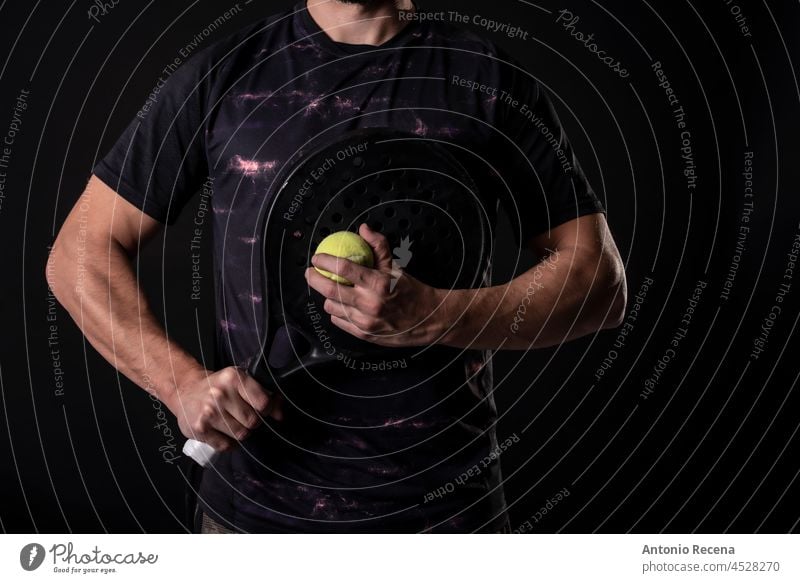 Mann bereit für Paddle-Tennis-Aufschlag in Studioaufnahme, anonyme Pose Paddeltennis Padel Sport Spieler passen 40s 35-39 Jahre mittlerer Erwachsener männlich