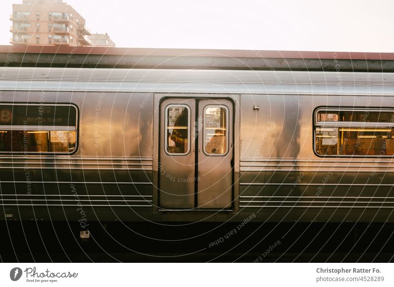 Blick auf eine New Yoker U-Bahn. Brooklyn, New York. Filmlook Tourismus Dämmerung Licht warm Bundestagswahlen Tourist Himmel Textfreiraum Urlaub Urlaubsstimmung