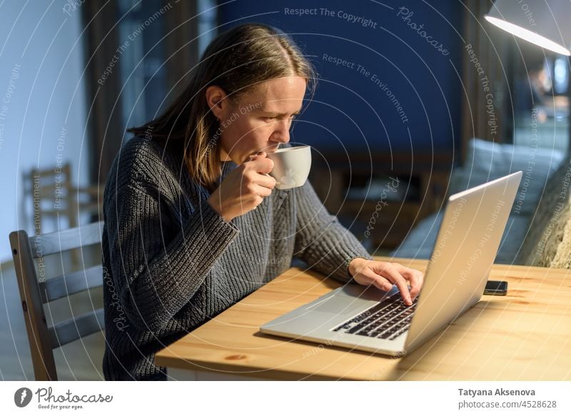 Frau arbeitet am Laptop zu Hause arbeiten Computer heimwärts Sitzen Lifestyle Geschäftsfrau Tippen Person im Innenbereich Internet Technik & Technologie