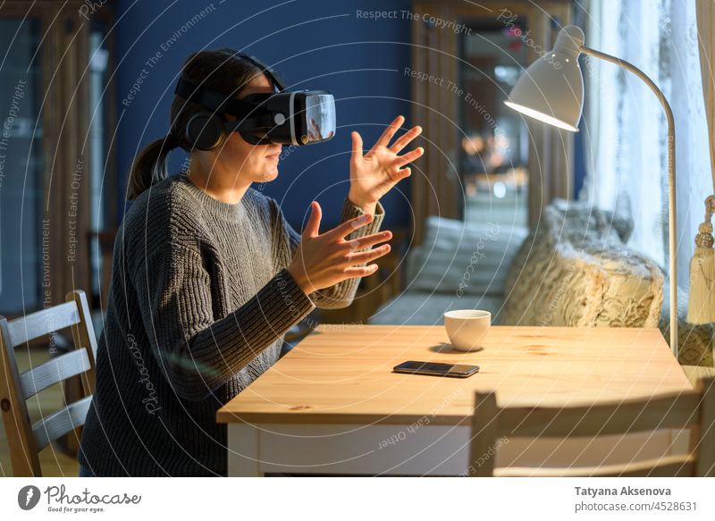 Frau benutzt vr-Headset zu Hause Person virtuell Realität VR Glas Technik & Technologie Entertainment Geschäftsfrau Innovation futuristisch Gerät modern digital