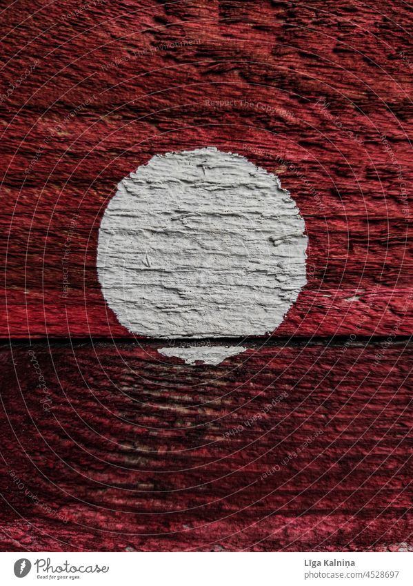Weißer Punkt auf rotem Holzhintergrund Hintergrund Hintergrundbild rustikal Farbfoto Holzbrett Holzwand Detailaufnahme Strukturen & Formen abstrakt kreisen