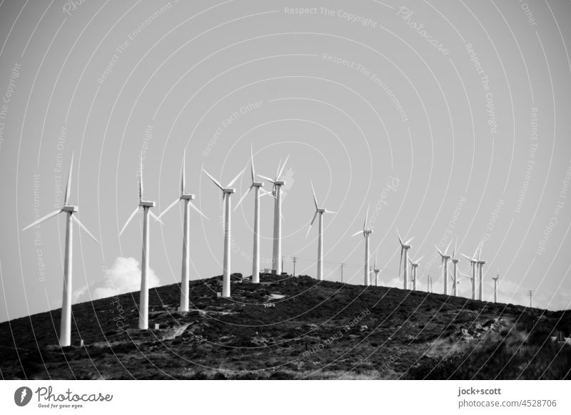Windkraftanlage auf einem Hügel Erneuerbare Energie Griechenland Wärme Reihe viele modern Fortschritt innovativ nachhaltig Zukunftsorientiert alternativ
