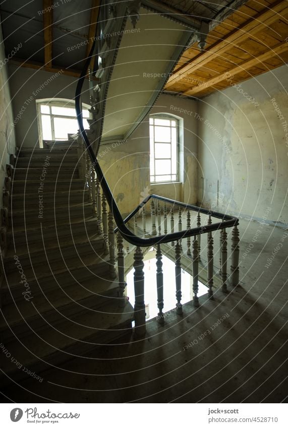 altes Treppenhaus verbindet Geschosse vertikal miteinander Architektur Geländer Treppengeländer Schatten Lichteinfall Raum Menschenleer Wand Fenster