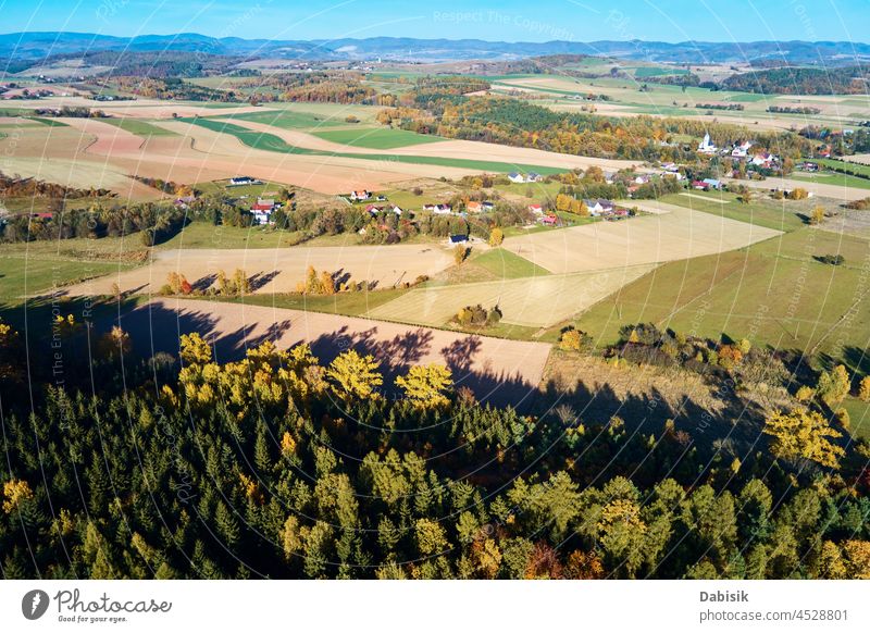 Bergdorf und landwirtschaftliche Felder, Luftaufnahme. Naturlandschaft Berge u. Gebirge Land Dorf Wald Landschaft Herbst im Freien Baum reisen malerisch