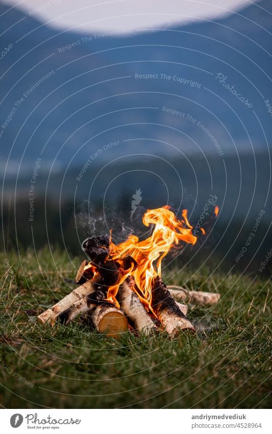 Brennendes Lagerfeuer am Abend in den Karpaten. Platz für die Inschrift Rauch Feuer Abenteuer Berge u. Gebirge Tourismus Flamme Brandwunde Hintergrund schön