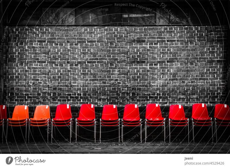 33 seats viele leer Sitz Stühle Stuhlreihe Platz frei Reihe Strukturen & Formen sitzen Veranstaltung Theater Tribüne Muster rot Stapel gestapelt Colorkey