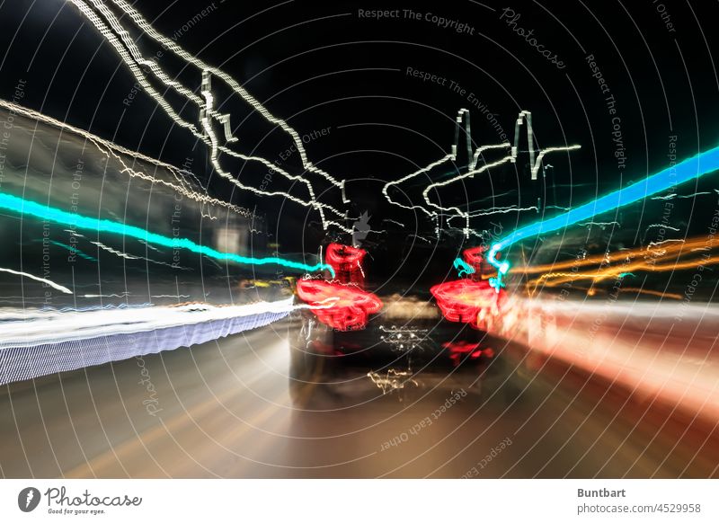 Im Wagen vor mir … 21Jh Auto Verkehr PKW Autofahren Straßenverkehr Verkehrsmittel Fahrzeug Bewegung Bewegungsunschärfe Autobahn Geschwindigkeit