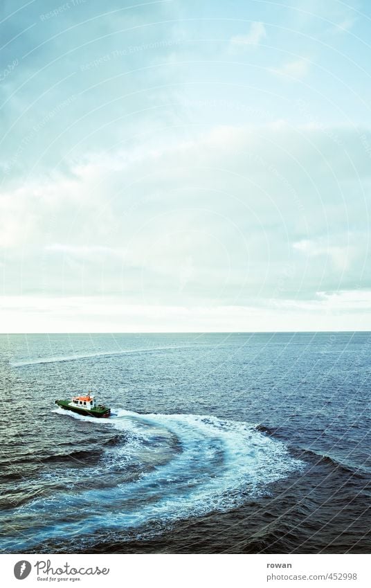 kurve Wellen Küste Meer Schifffahrt Bootsfahrt Beiboot Wasserfahrzeug rot Kurve Motorboot Horizont drehen Farbfoto Außenaufnahme Textfreiraum oben