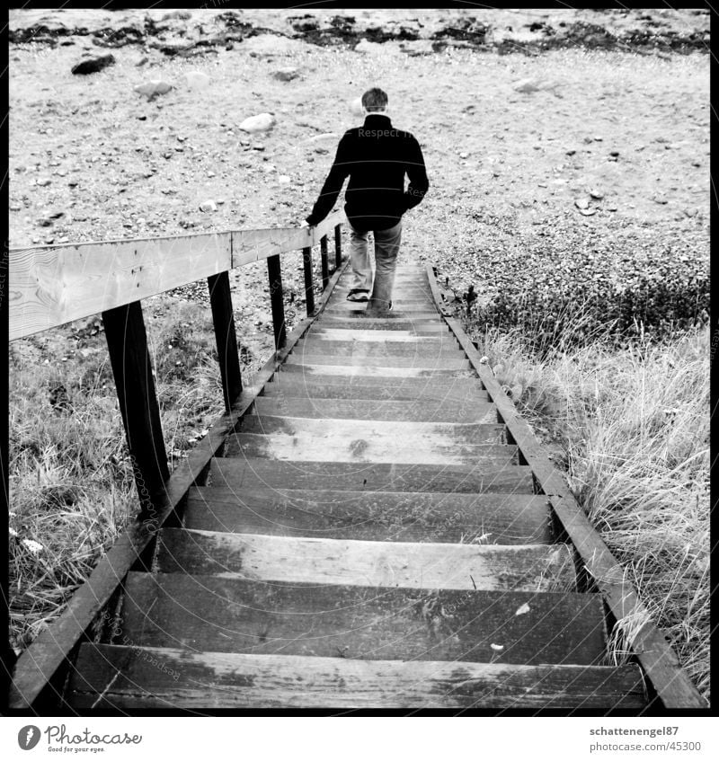 leaving Ferien & Urlaub & Reisen 2 Strand Mann Licht schwarz weiß Grauwert Insel Dänemark Treppe Einsamkeit Schatten Rahmen