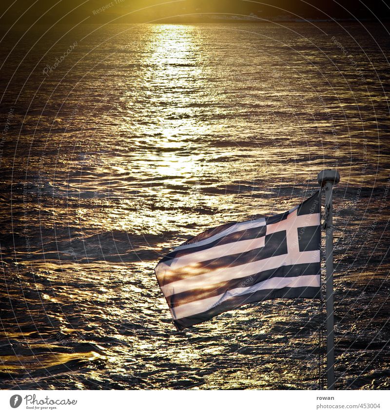 griechisch Wellen Küste Meer blau Griechenland Fahne Schifffahrt Wasserfahrzeug Fähre Mittelmeer Wärme Sommerurlaub sommerlich Fahnenmast Farbfoto Außenaufnahme