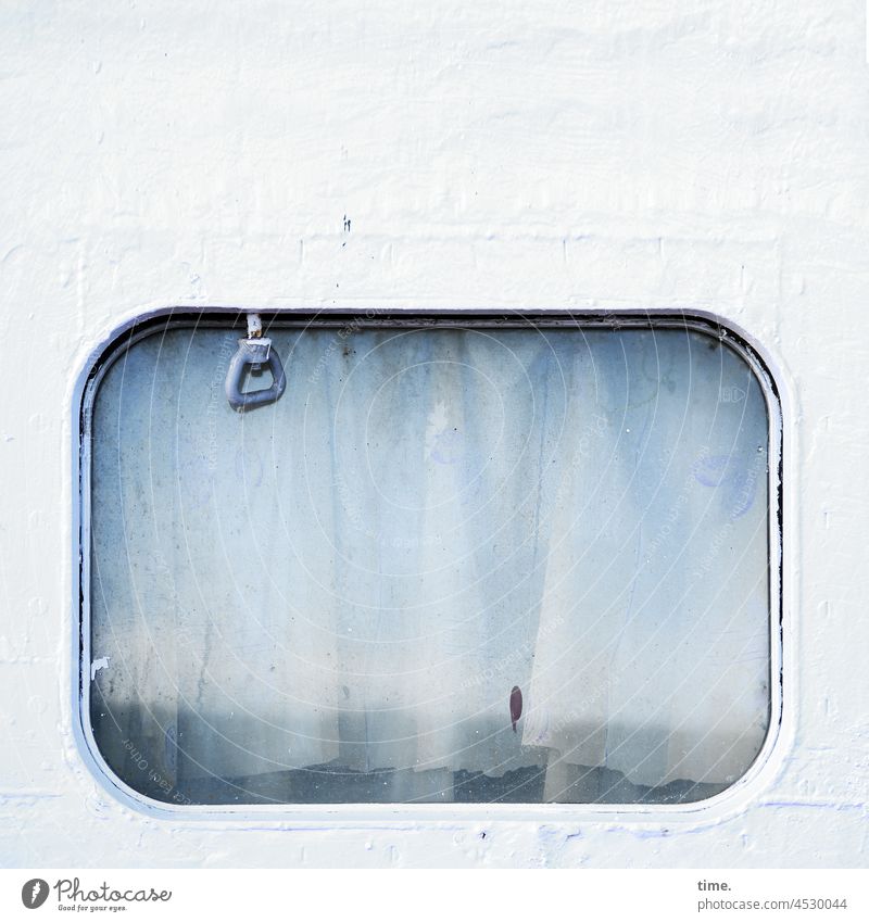Dichtung & Wahrheit • Schiffsfenster mit Gardinen und Feststeller schiff metall eisen spiegelung fensteröffner feststeller gardine vorhang farbfleck