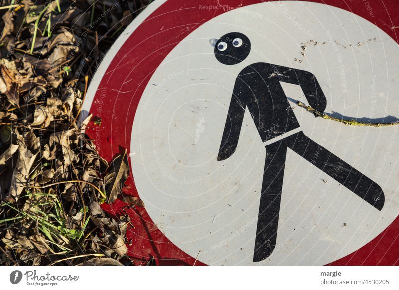 Schilder | Herbstwanderung verboten Schilder & Markierungen laub Farbfoto Hinweisschild Außenaufnahme Verbote Warnhinweis Männchen Verbotsschild Warnung