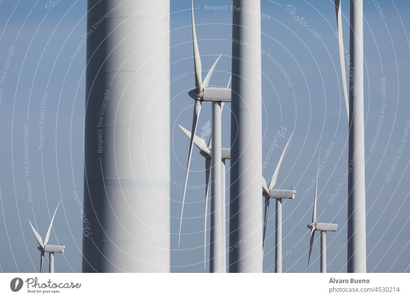 Gruppe von Windkraftanlagen zur Erzeugung erneuerbarer Energie in der Gemeinde Rueda de Jalon, Region Valdejalon, Provinz Zaragoza, Aragonien, Spanien