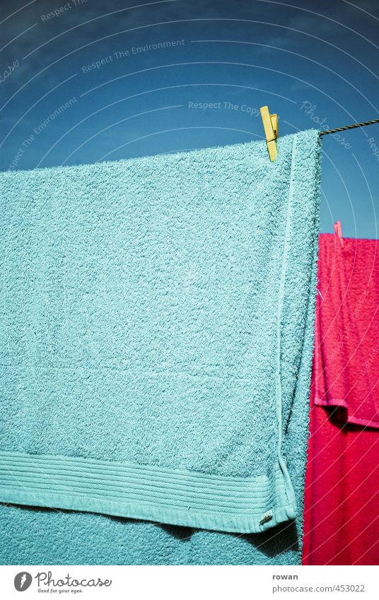 trocknen 2 Häusliches Leben Wohnung Wärme Handtuch Klammer Wäscheleine rosa zyan Wäscheklammern hängen Schwimmen & Baden Sommer Farbfoto Außenaufnahme