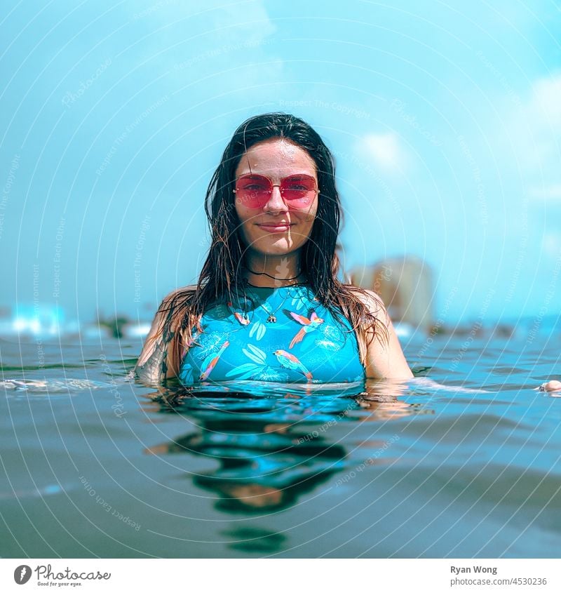 Frau im Ozean Tattoos Pool Wasser Schwimmsport Sommer Kind Strand Bikini Schönheit Junge schwimmen nass Urlaub Feiertag Menschen Lächeln Spaß Freizeit MEER