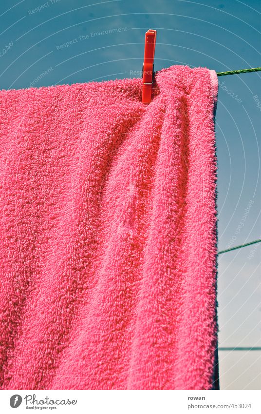 trocknen Häusliches Leben heiß Wäscheleine Handtuch Klammer festhalten hängen Schnur rosa Wärme Haushaltsführung Farbfoto Außenaufnahme Menschenleer
