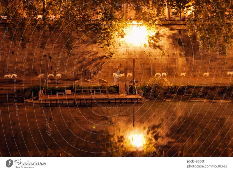 ein stiller Sommerabend am Ufer des Tiber Rom Italien Fluss Nachtaufnahme Beleuchtung Boot Reflexion & Spiegelung Straßenkunst Kanal Uferbefestigung