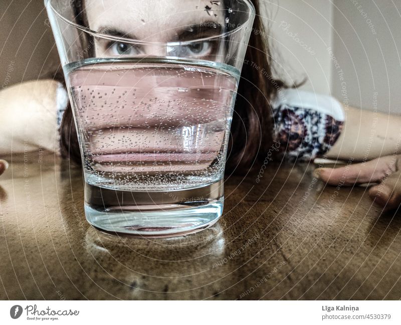 Gesicht durch Wasserglas Frau Frauengesicht Mensch Erwachsene Kopf 1 Junge Frau Mund Lippen Nase Glas