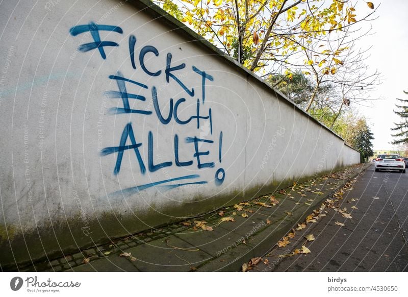 "Fickt Euch Alle !" wütendes Grafitti an einer Mauer entlang einer Straße. Schrift fuck you fickt euch ! Wut vulgär Frustration deutsch Schriftzeichen Text