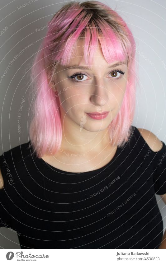 Portrait einer jungen Frau mit pinken Haaren gruebchen süß Mädchen teenager Modefotografie schwarzes T-Shirt Gesichtsausdruck Schminke Make-up rosa haare Pony