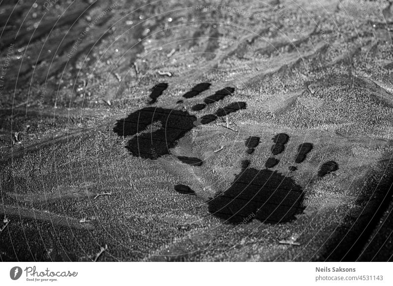 Handabdruck auf dem gefrorenen Glas. Trace Hände und Finger auf dem Autofenster mit Schnee Frost bedeckt abstrakt Kunst Herbst Hintergrund blau Nahaufnahme kalt