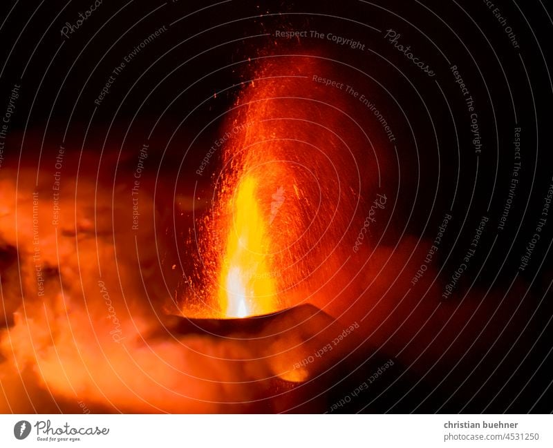 Vulkanausbruch auf La Palma - Cumbre vieja vulkan vulkanausbruch erruption asche rauch gase feuer natur naturkatastrophe berge krater la palma spanien flamme