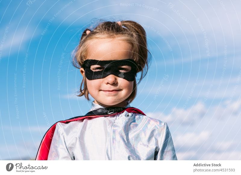 Mädchen mit Augenmaske und Superheldenkostüm Kind Tracht Porträt Karneval Kindheit Phantasie Mut so tun, als ob Mundschutz Menschliches Gesicht unschuldig